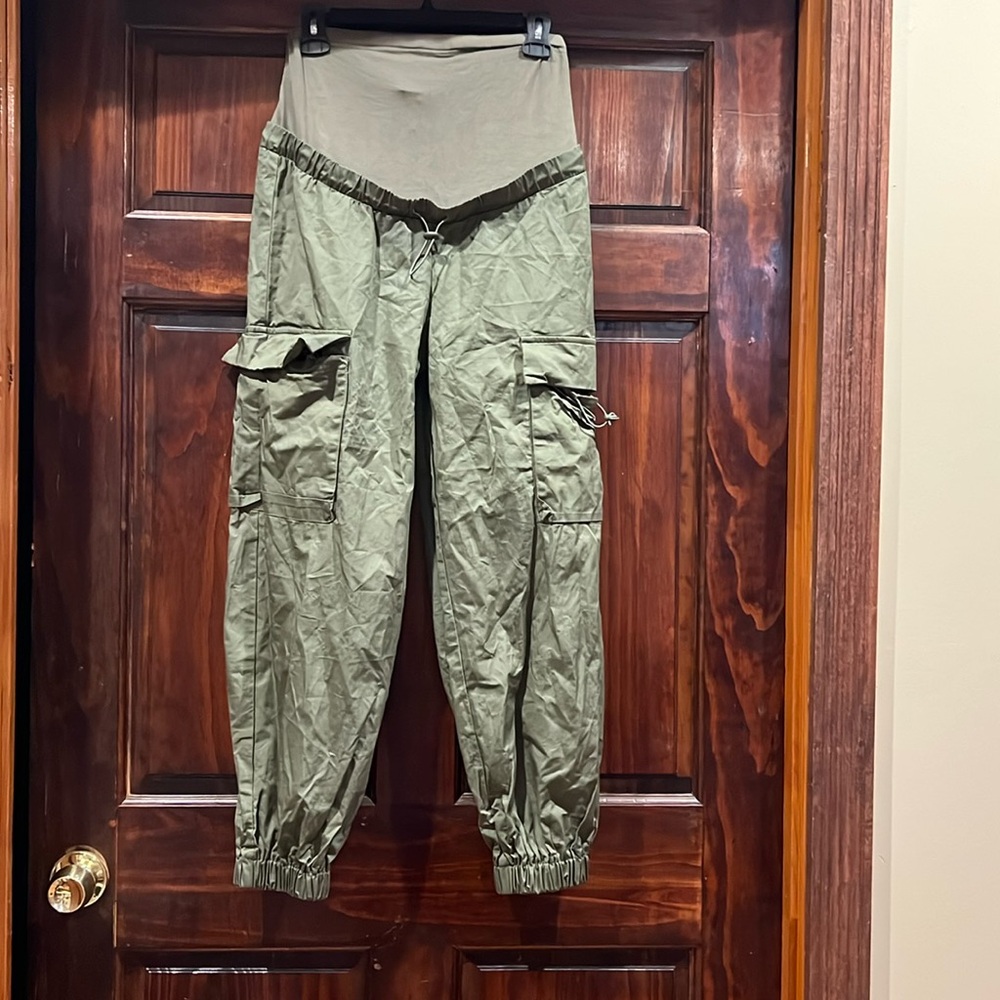 NWOT Maternity stretchy and adjustable waist cargo pants